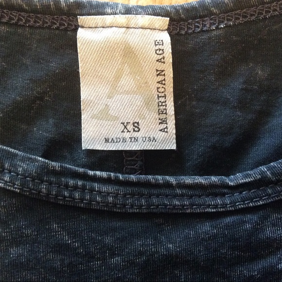 ❤️3/$15 American Age Foil print t-shirt & earrings - Picture 7 of 7